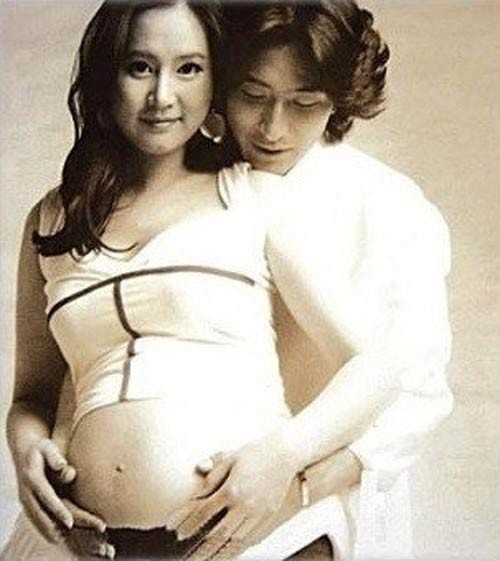 Cựu hoa hậu Hàn Quốc 1998 Lee Hye Won và tiền đạo Ahn Jung Hwan tuy không khỏa thân khoe bụng bầu như nhiều cặp vợ chồng sao khác, nhưng bức hình cặp đôi đón nhóc tì tương lai trong bức hình cũng đủ khiến người hâm mộ nhận ra sự sexy của người đẹp từng đăng quang vương miện xứ kim chi một thời.